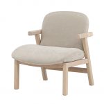 Fauteuil Beige Richel avec structure en bois d’hévéa, assise beige et accoudoirs en bois
