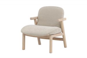 Fauteuil Beige Richel avec structure en bois d’hévéa, assise beige et accoudoirs en bois