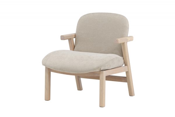 Fauteuil Beige Richel avec structure en bois d’hévéa, assise beige et accoudoirs en bois