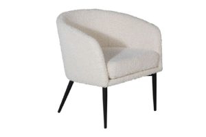 Fauteuil blanc Teddy avec revêtement effet peluche et pieds acier noir dans un intérieur contemporain