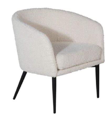 Fauteuil blanc Teddy avec revêtement effet peluche et pieds acier noir dans un intérieur contemporain
