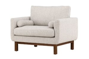 Fauteuil de salon beige Oleg avec structure en bois d’hévéa, assise large et coussins décoratifs