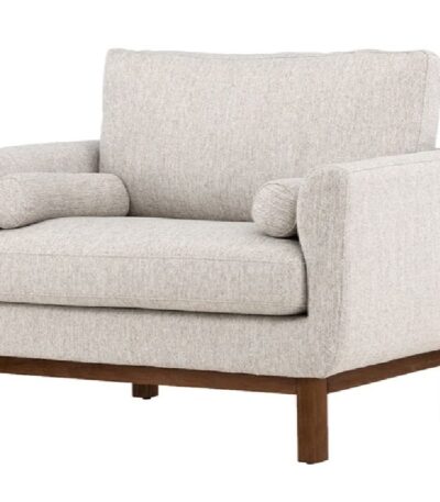 Fauteuil de salon beige Oleg avec structure en bois d’hévéa, assise large et coussins décoratifs