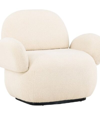 Fauteuil design beige Segur en tissu chenille avec dossier haut et accoudoirs dans un salon contemporain