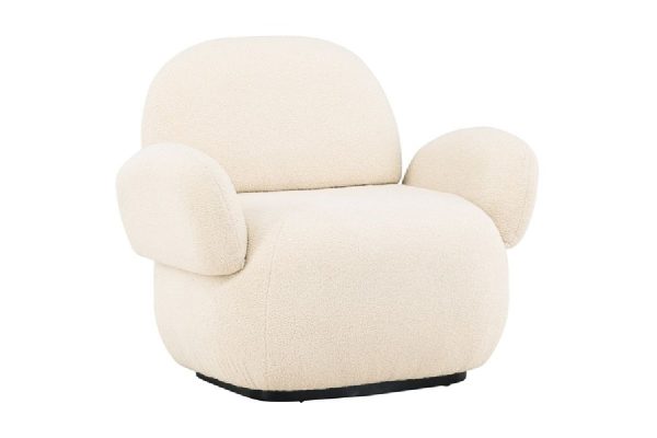 fauteuil design beige segur esprit rotin home (1) Fauteuil design beige Segur en tissu chenille avec dossier haut et accoudoirs dans un salon contemporain