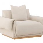 Fauteuil beige Moris avec assise profonde, coussin de dossier et base en chêne naturel
