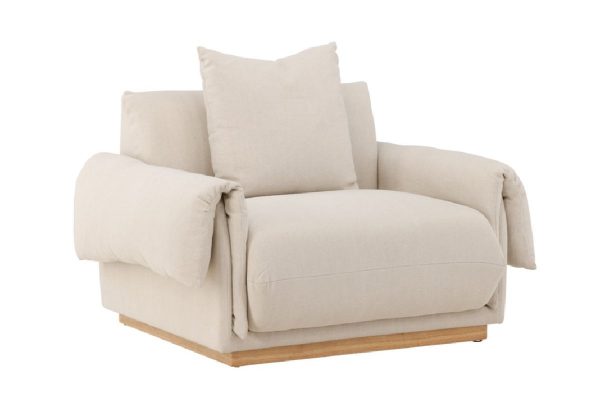 Fauteuil beige Moris avec assise profonde, coussin de dossier et base en chêne naturel