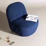Fauteuil en velours bleu Maho