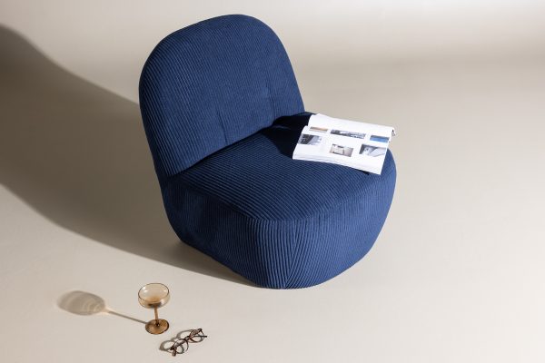 Fauteuil en velours bleu Maho
