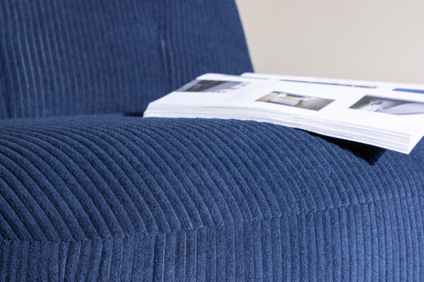Fauteuil en velours bleu Maho