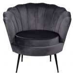 fauteuil en velours forme coquillage esprit rotin home (7) Fauteuil en velours Cappel gris foncé avec dossier coquille et pieds acier noir dans un intérieur contemporain