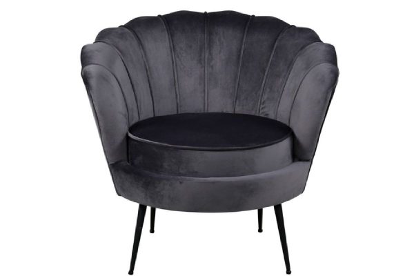 fauteuil en velours forme coquillage esprit rotin home (7) Fauteuil en velours Cappel gris foncé avec dossier coquille et pieds acier noir dans un intérieur contemporain