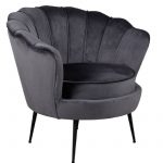 fauteuil en velours forme coquillage esprit rotin home (8) Fauteuil en velours Cappel gris foncé avec dossier coquille et pieds acier noir dans un intérieur contemporain