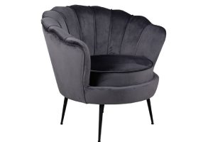 Fauteuil en velours Cappel gris foncé avec dossier coquille et pieds acier noir dans un intérieur contemporain