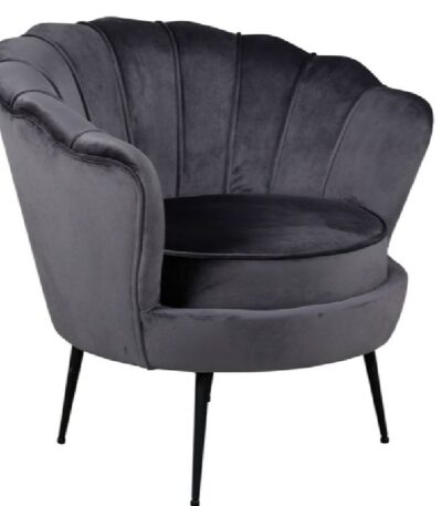 Fauteuil en velours Cappel gris foncé avec dossier coquille et pieds acier noir dans un intérieur contemporain