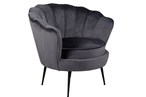 fauteuil en velours forme coquillage esprit rotin home (8) Fauteuil en velours Cappel gris foncé avec dossier coquille et pieds acier noir dans un intérieur contemporain