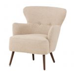 fauteuil lias tissu bouclette a dossier haut (4) Fauteuil design Lias à dossier haut en tissu bouclé beige avec pieds finition noyer dans un intérieur contemporain