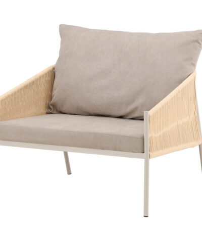 Fauteuil Loni beige avec coussins en tissu lin polyester, structure métal et côtés tressés naturels