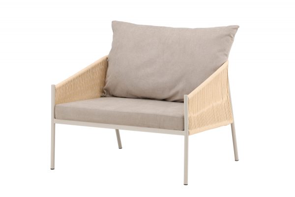Fauteuil Loni beige avec coussins en tissu lin polyester, structure métal et côtés tressés naturels