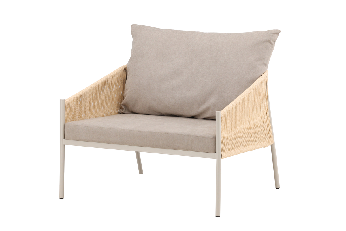 Fauteuil Loni beige avec coussins en tissu lin polyester, structure métal et côtés tressés naturels