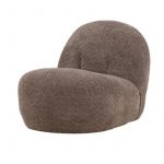 Fauteuil marron Omer en tissu bouclé avec coussins assortis dans un intérieur contemporain