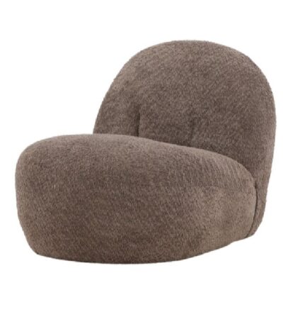 Fauteuil marron Omer en tissu bouclé avec coussins assortis dans un intérieur contemporain