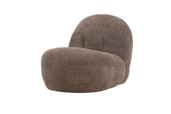 Fauteuil marron Omer en tissu bouclé avec coussins assortis dans un intérieur contemporain