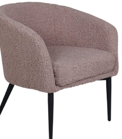 Fauteuil marron Teddy en tissu teddy avec pieds acier noir dans un intérieur contemporain